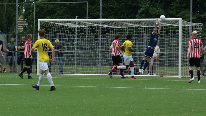 Hollandia - De Blokkers 3 juli 2021 bal tegen de lat