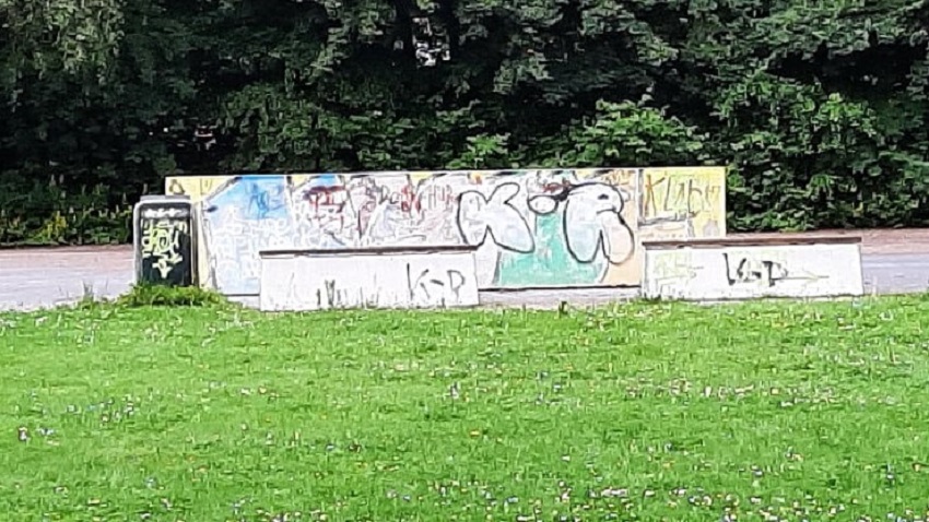 Spuuglelijke graffiti KR voorlopig nog zichtbaar