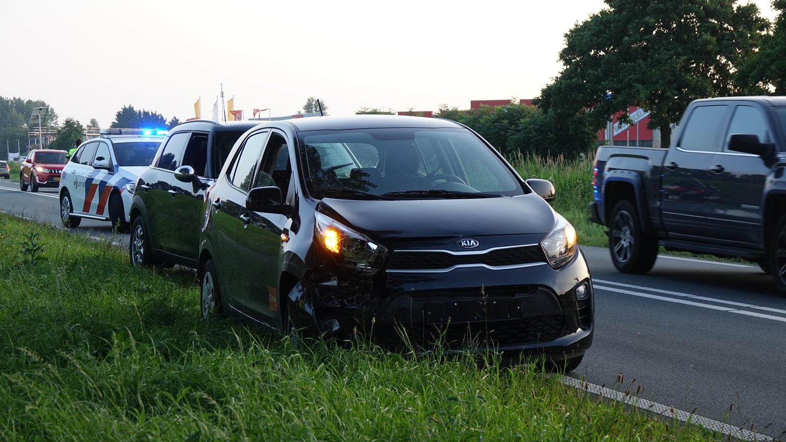 Auto's botsen bij Enkhuizen, getuige rijdt gevluchte betrokkene klem