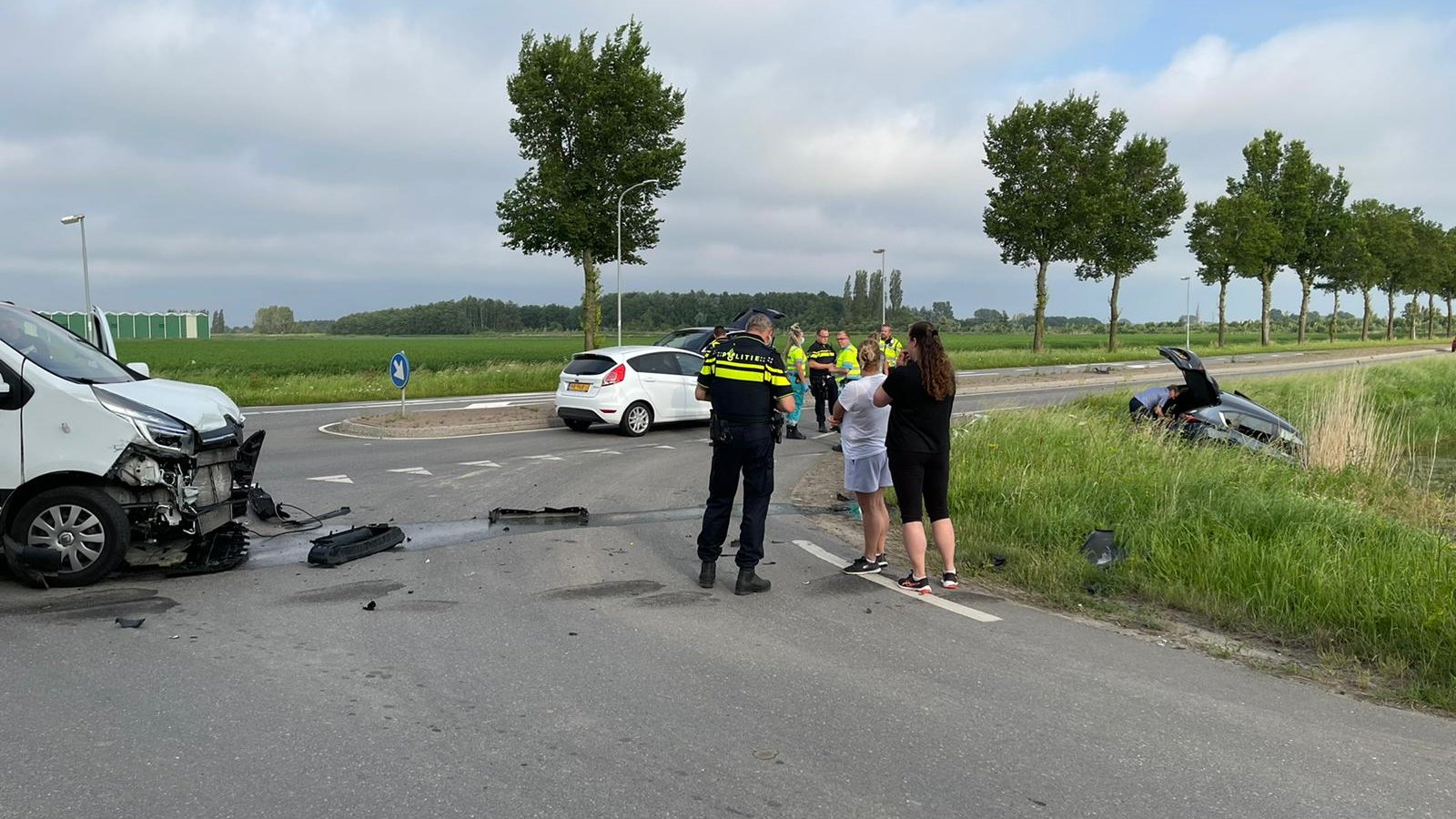 Auto's botsen op kruising Veenakkers/Driehuizen in Wervershoof