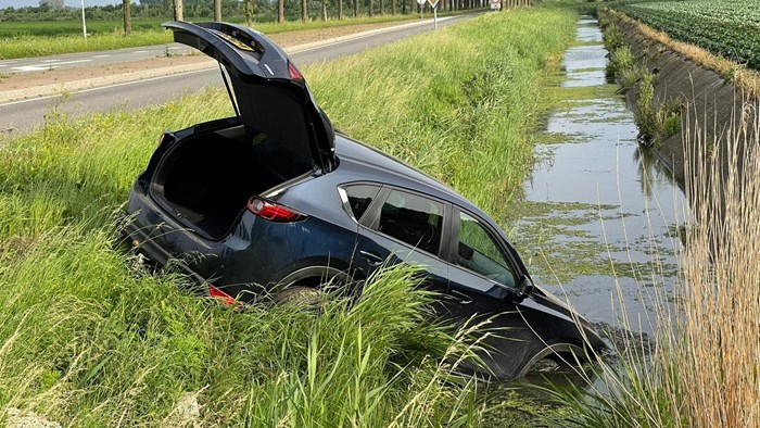 Botsing op kruising Veenakkers Driehuizen in Wervershoof1