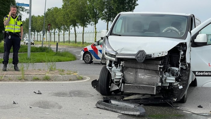 Botsing op kruising Veenakkers Driehuizen in Wervershoof