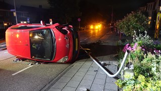 Auto op zijkant in Medemblik