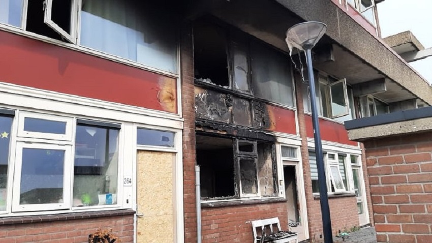 Hele buurt middenin de nacht op straat