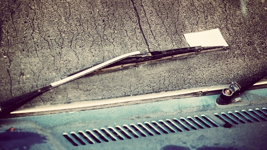 Een briefje onder de ruitenwisser, het komt nog steeds voor