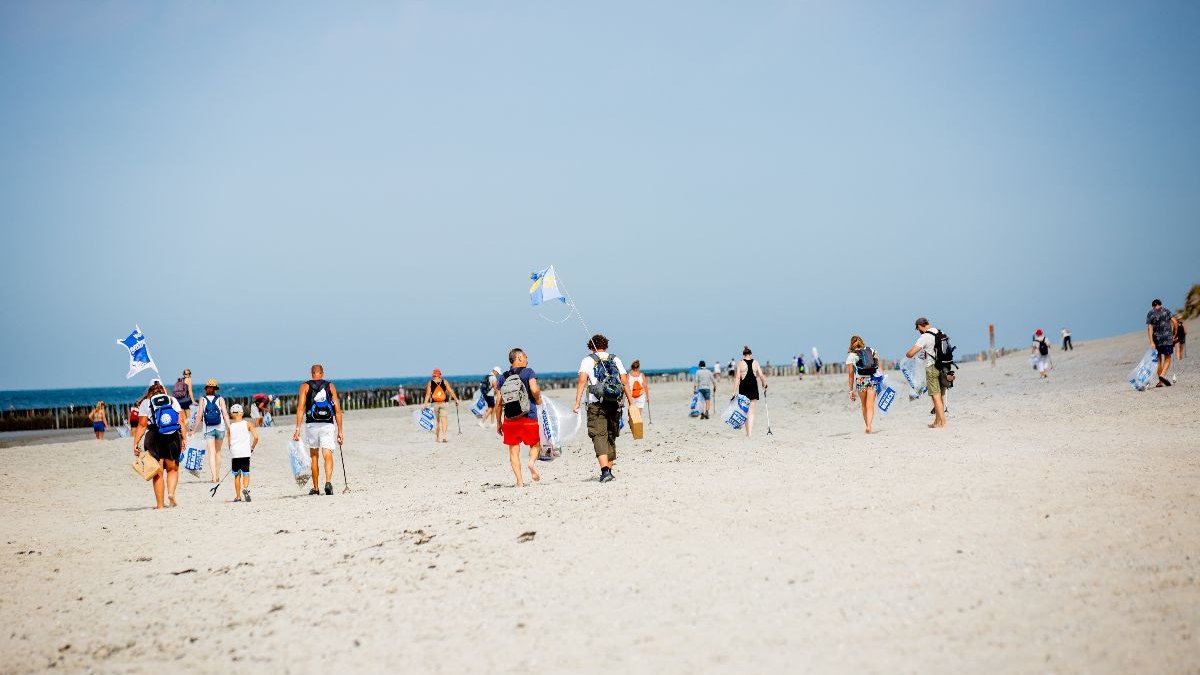 Vrijwilligers rapen peuken langs de hele Noordzeekust