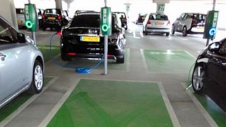 Elektrische auto's in parkeergarage