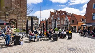Bezoekers genieten van het vernieuwde Kerkplein