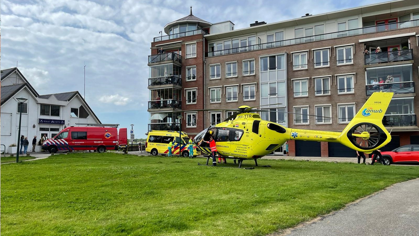 Persoon door hulpdiensten uit het water gehaald