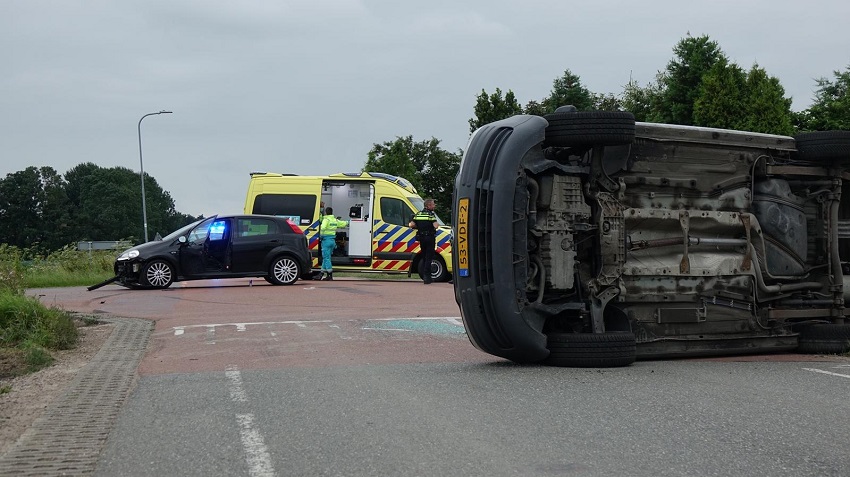 Ongeval met drie auto's in Lutjebroek
