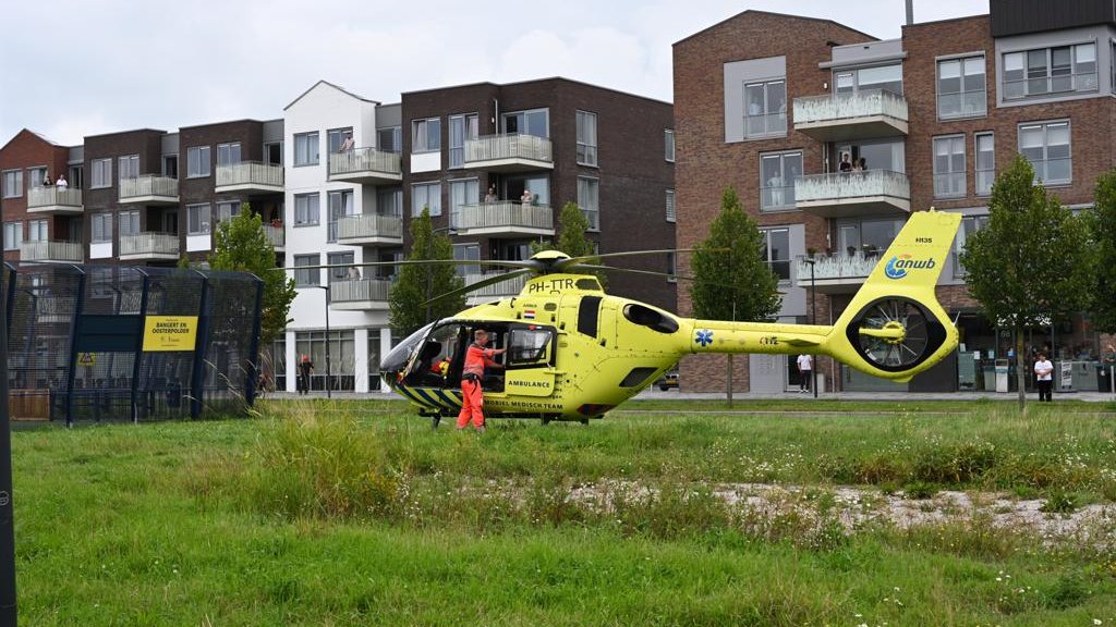 Persoon te water in Zwaag: met spoed naar ziekenhuis gebracht