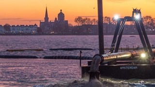 Markermeerdijk opspuiten zand nabij Hoorn