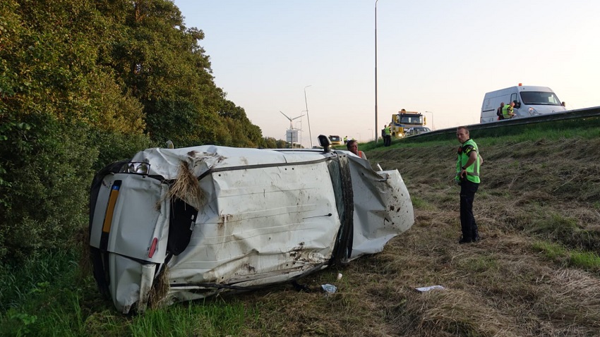 Automobilist over de kop geslagen op A7 bij Avenhorn