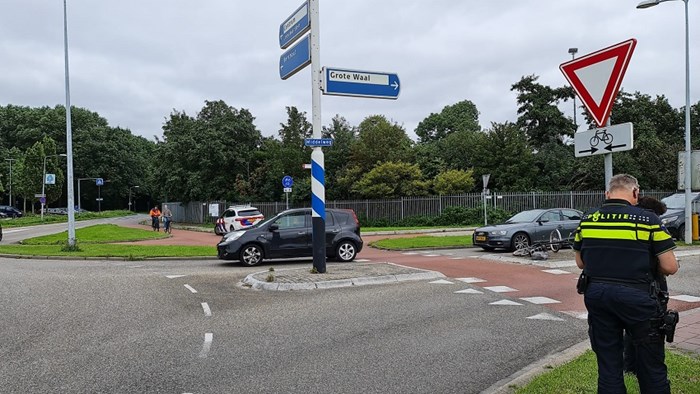 Fietser gewond na aanrijding op rotonde