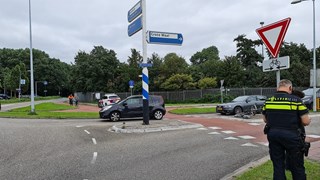 Fietser gewond na aanrijding op rotonde