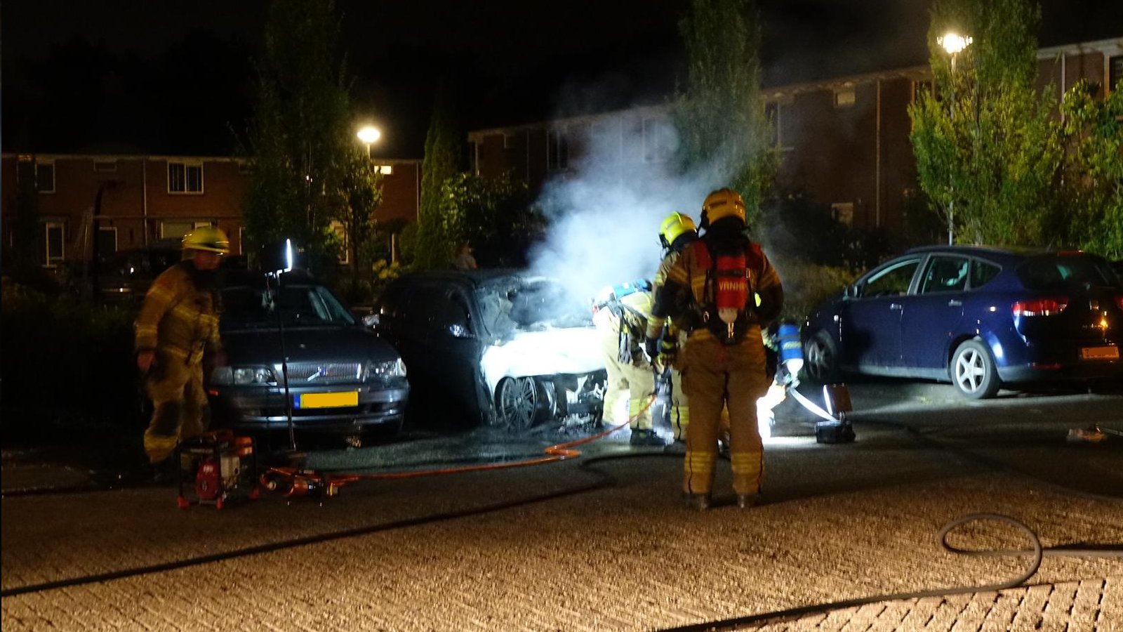 Geparkeerde auto in brand in Bovenkarspel