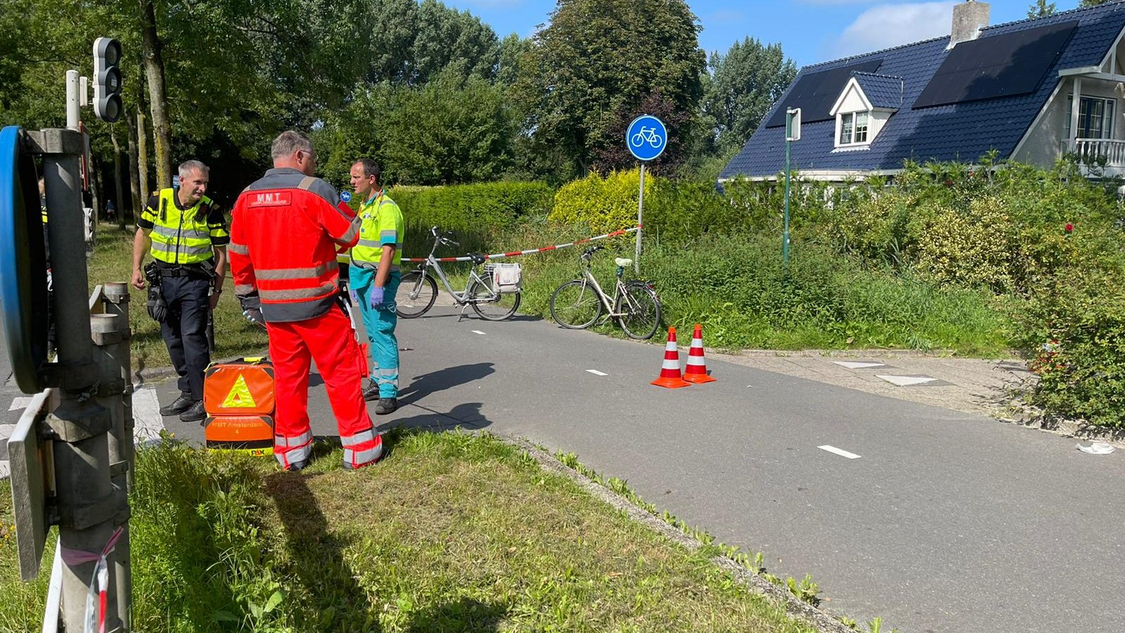 Twee fietsers botsen op elkaar in Blokker