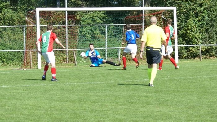 Goalie Ton Besseling ( De Valken) handelend optredend na een goed ingeschoten bal van  Thom Nicolay (WBSV) in de 30e minuut.