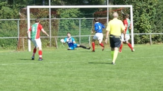 Goalie Ton Besseling ( De Valken) handelend optredend na een goed ingeschoten bal van  Thom Nicolay (WBSV) in de 30e minuut.