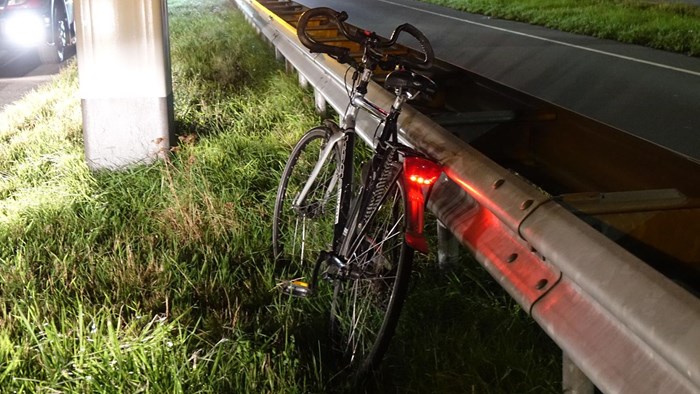 Onbeheerde fiets langs het water