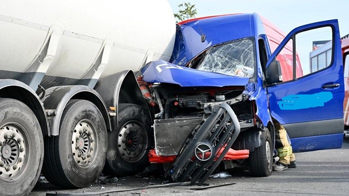 Botsing busje - tankwagen Zwaag 3