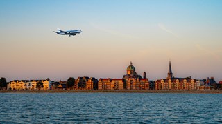 Skyline Hoorn met vliegtuig