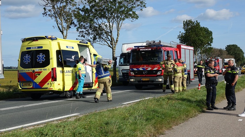 Auto te water na aanrijding in Wognum