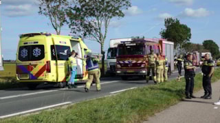 Auto te water na aanrijding in Wognum