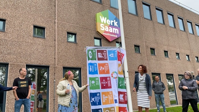 Global Goals vlag hijsen