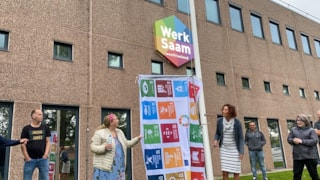 Global Goals vlag hijsen