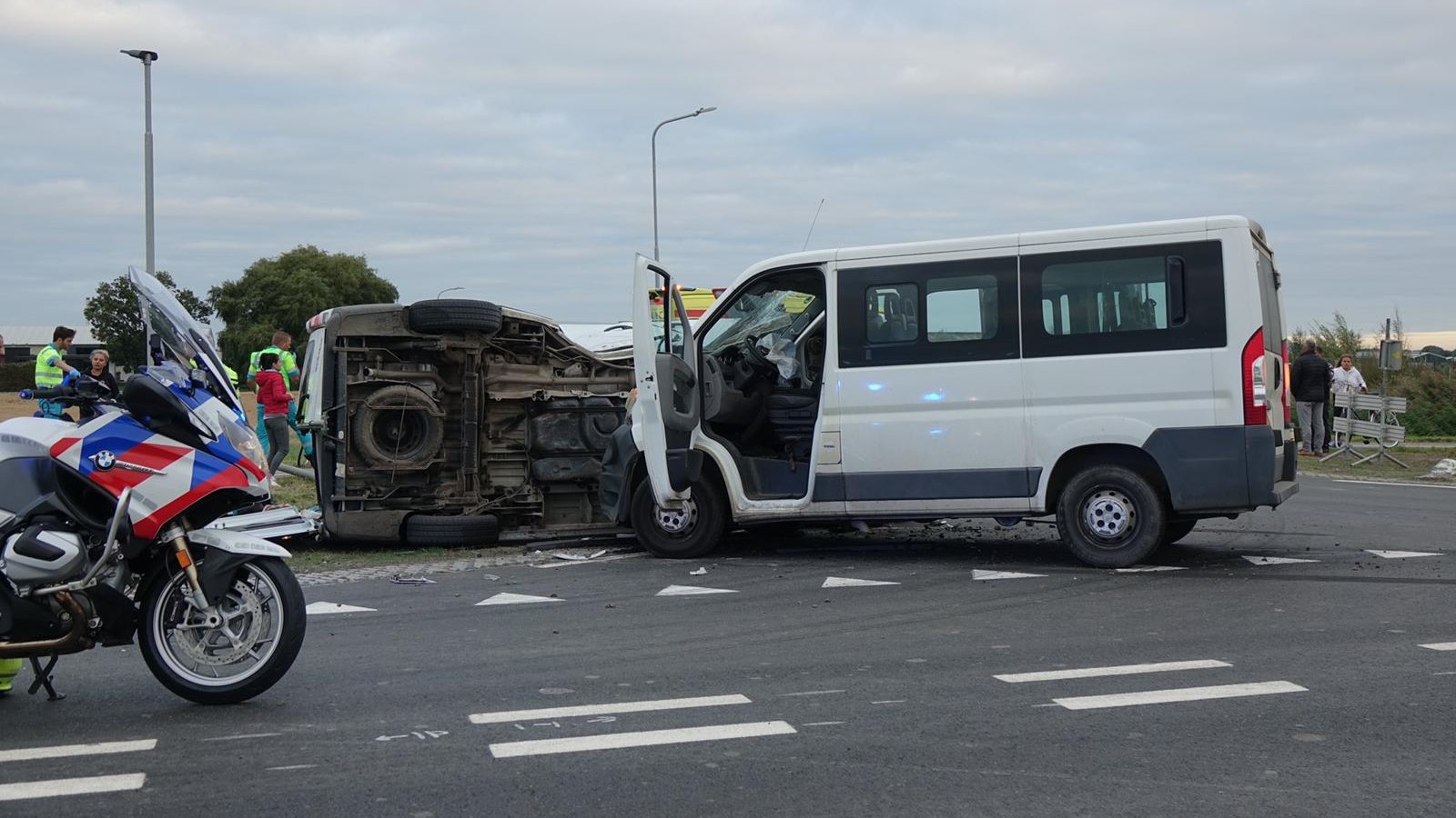 Twee personen naar ziekenhuis na zware botsing in Andijk