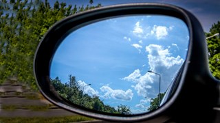 Nederlanders wijzigen niks aan autoverzekering