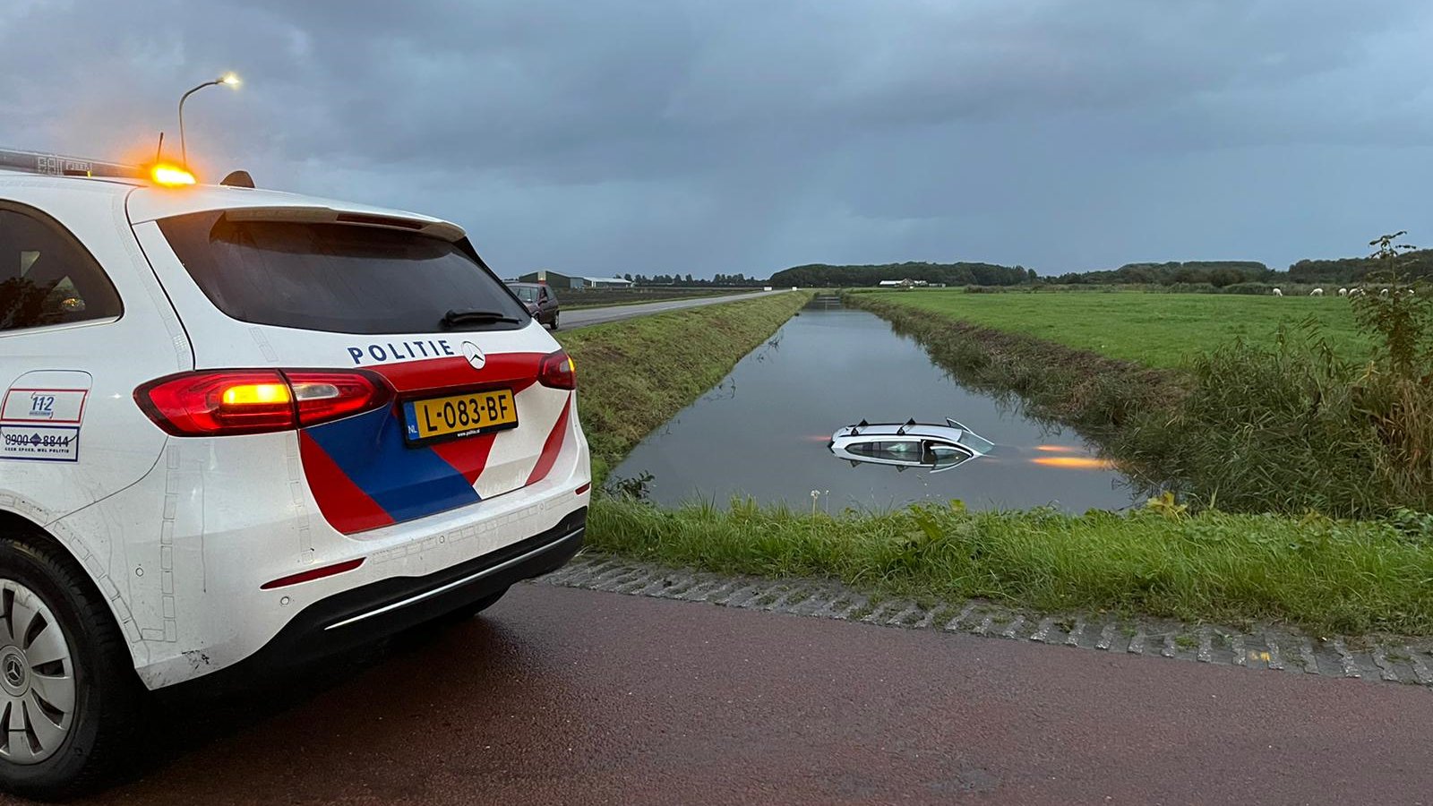 Automobilist rijdt water in op de Kadijkweg in Andijk