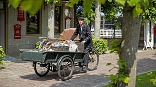 Vrijwilliger Lex Ruijter als voddenboer Evert Petersen, fotograaf Vincent de Vries