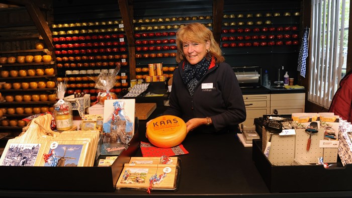 Vrijwilliger Betty Klepper in het kaaspakhuis, fotograaf Frank Bedijs