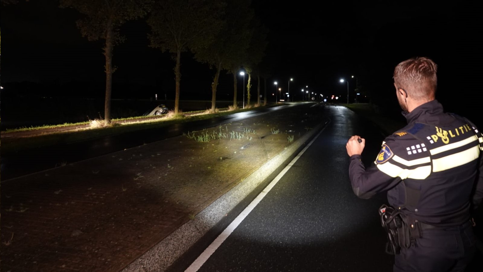 In Wervershoof auto half in de sloot aangetroffen