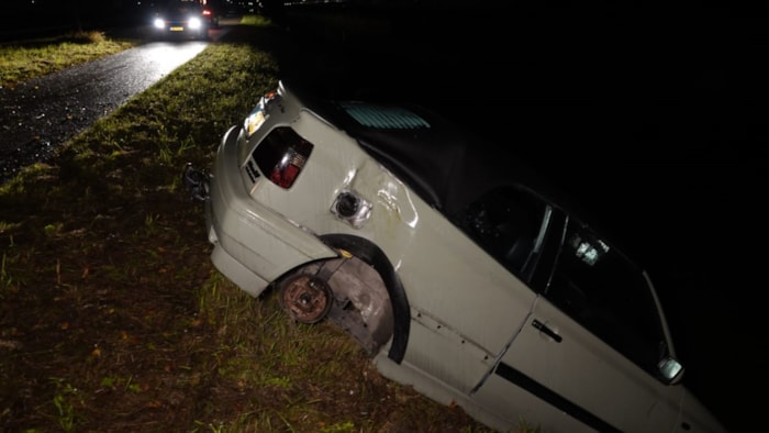 Auto half in de sloot in Wervershoof