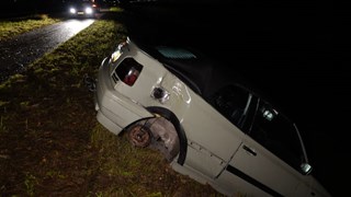 Auto half in de sloot in Wervershoof