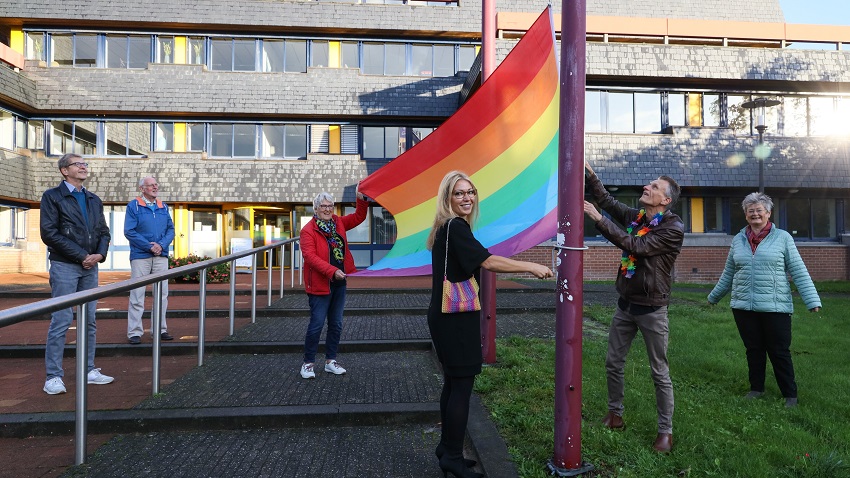Hijsen regenboogvlag voor de Regenboogweek Westfriesland