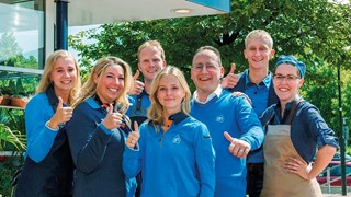 De bekende medewerkers van Albert Heijn Huesmolen. Foto - Albert Heijn, Pieter Hulleman