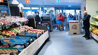 De eerste klanten komen binnen bij de nieuwe Albert Heijn Zwaag Dorpsstraat. Foto - Albert Heijn, Yasmin Hargreaves