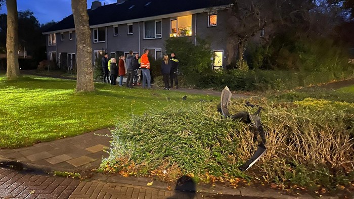 Auto in voortuin beland in Grootebroek1
