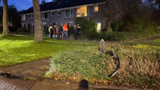 Auto in voortuin beland in Grootebroek1