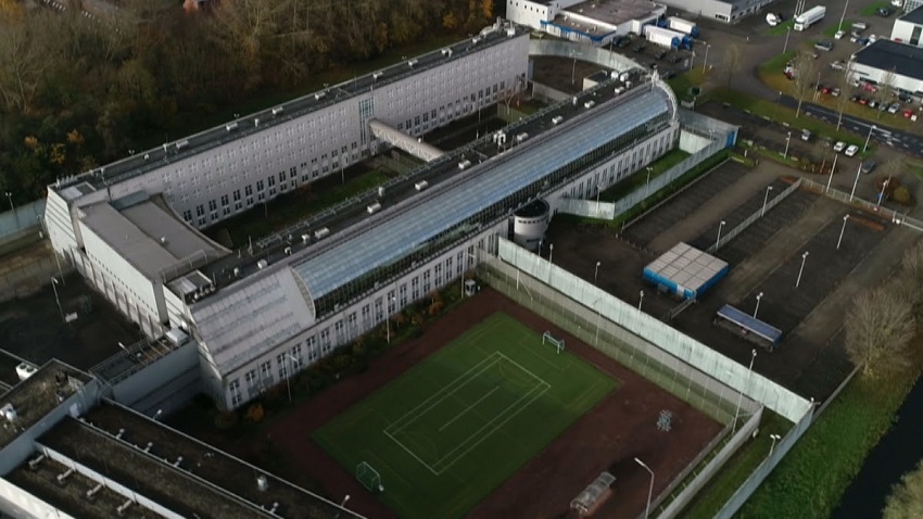 Een dorp achter tralies, het einde van de Glasbak