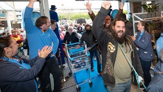 De eerste klanten bezoeken Albert Heijn Aagje Dekenplein. Foto - Albert Heijn, Yasmin Hargreaves