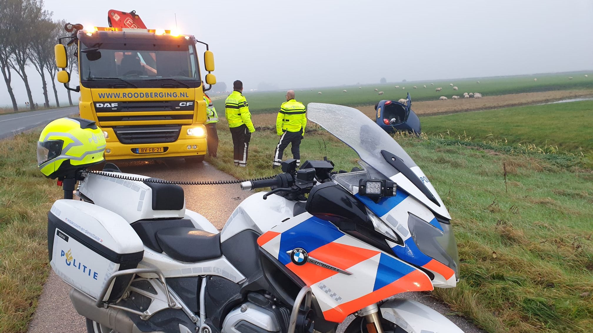 Automobilist in Hoogwoud verliest macht over het stuur en belandt in sloot