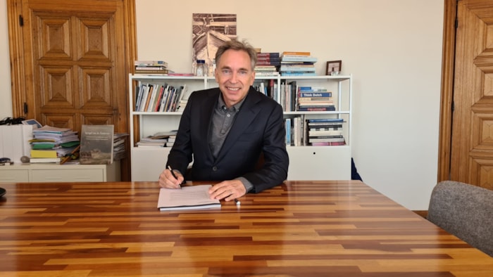Ondertekening sponsorovereenkomst door Stephan Warnik, algemeen directeur,
