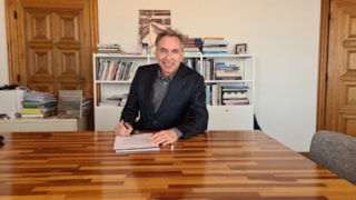 Ondertekening sponsorovereenkomst door Stephan Warnik, algemeen directeur,