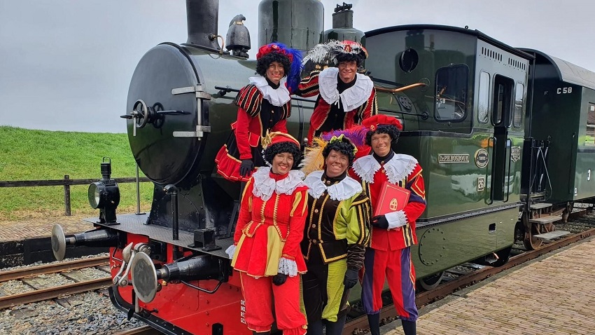 Pieten reizen mee met de Stoomtram