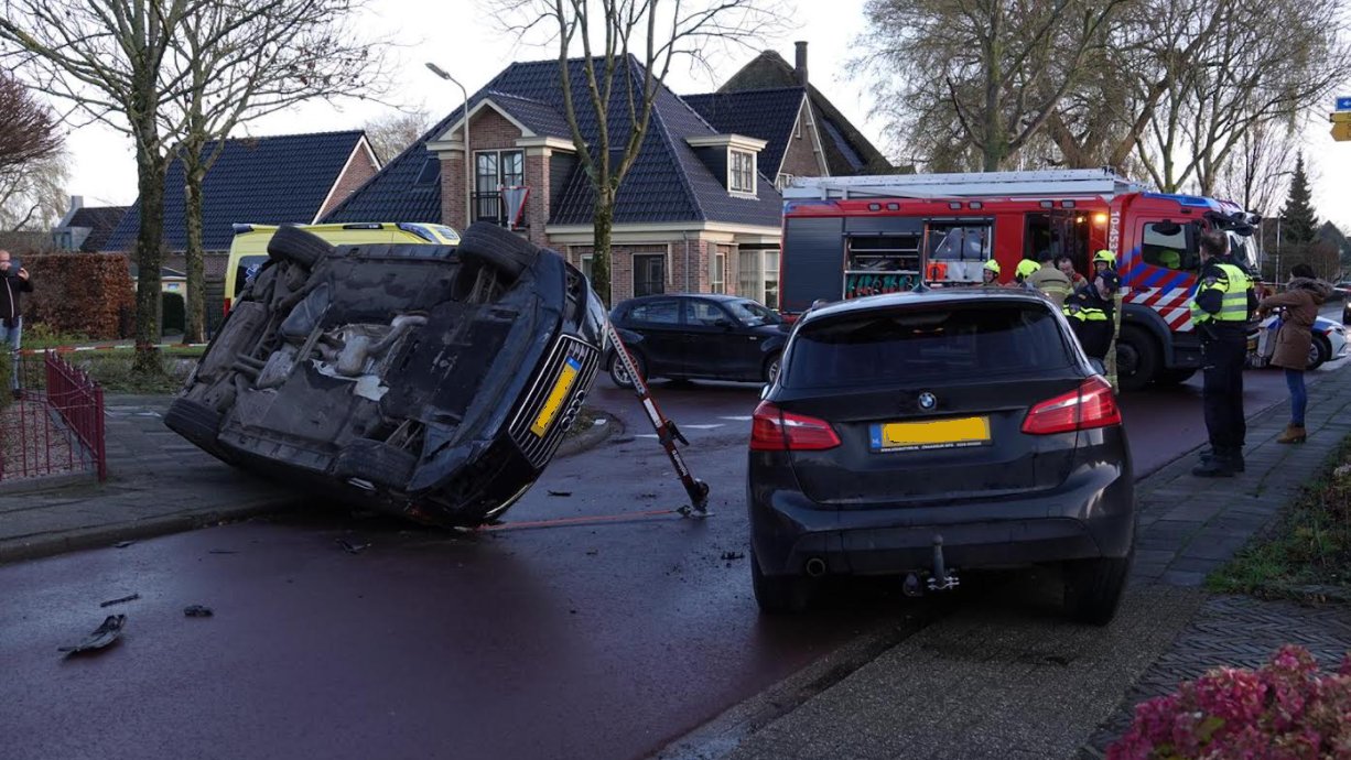 Auto op de zijkant na ongeval in Hoogkarspel